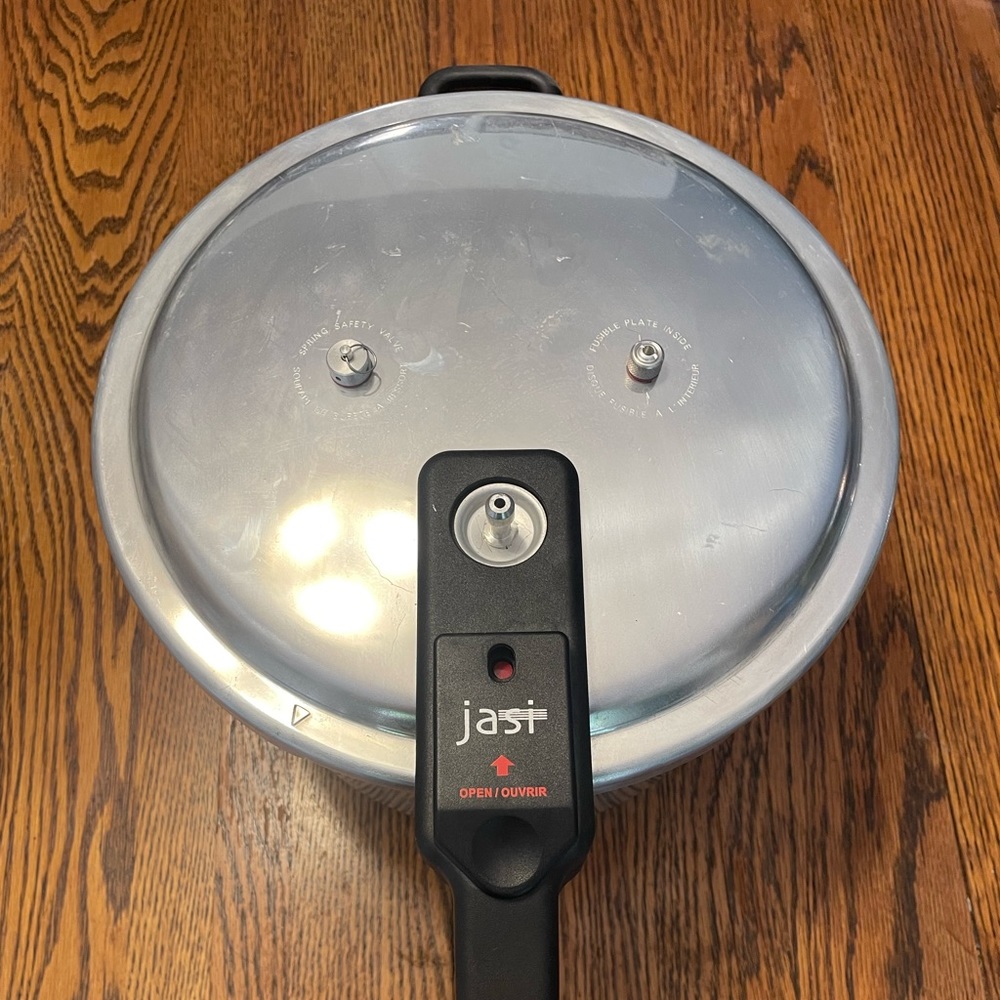 JASI PRESSURE COOKER. Brand new with manual
